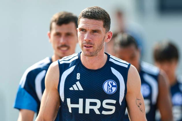30.07.2026, Fussball, Training des FC Schalke 04. Robin Gosens (FC Schalke 04) kommt zum Training. Gelsenkirchen Trainingsgelände FC Schalke 04 NRW Deutschland xRHR-FOTO YYx *** July 30, 2026, Soccer, FC Schalke 04 Training Robin Gosens FC Schalke 04 Arrives for Training Gelsenkirchen FC Schalke 04 Training Facility NRW Germany xRHR PHOTO YYx Copyright: RHR-FOTOx RHR-FOTO YY