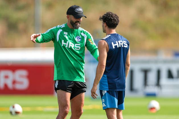 30.07.2026, Fussball, Training des FC Schalke 04. v. l. Trainer Miron Muslic (FC Schalke 04) gibt Soufiane El-Faouzi (FC Schalke 04) Anweisungen. Gelsenkirchen Trainingsgelände FC Schalke 04 NRW Deutschland xRHR-FOTO YYx *** July 30, 2026, Soccer, FC Schalke 04 training session; Coach Miron Muslic gives instructions to Soufiane El Faouzi at the FC Schalke 04 training facility in Gelsenkirchen, North Rhine-Westphalia, Germany xRHR PHOTO YYx Copyright: RHR-FOTOx RHR-FOTO YY