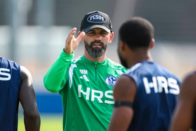 30.07.2026, Fussball, Training des FC Schalke 04. Trainer Miron Muslic (FC Schalke 04) begrüßt seine Spieler zum Training. Gelsenkirchen Trainingsgelände FC Schalke 04 NRW Deutschland xRHR-FOTO YYx *** July 30, 2026, Soccer, FC Schalke 04 practice; Coach Miron Muslic; FC Schalke 04 welcomes its players to practice; Gelsenkirchen; FC Schalke 04 training facility; North Rhine-Westphalia, Germany; xRHR; PHOTO YYx Copyright: RHR-FOTOx RHR-FOTO YY
