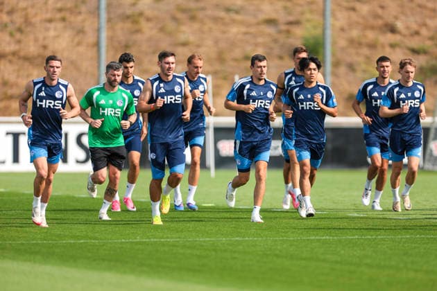 30.07.2026, Fussball, Training des FC Schalke 04. v. l. Robin Gosens (FC Schalke 04), Reha-Trainer Marc Thum (FC Schalke 04), Mertcan Ayhan (FC Schalke 04), Maximilian Wöber (FC Schalke 04), Timo Becker (FC Schalke 04), Ron Schallenberg (FC Schalke 04), Satoshi Tanaka (FC Schalke 04), Dejan Ljubicic (FC Schalke 04). Finn Porath (FC Schalke 04). Gelsenkirchen Trainingsgelände FC Schalke 04 NRW Deutschland xRHR-FOTO YYx *** July 30, 2026, Soccer, FC Schalke 04 training session: from left, Robin Gosens (FC Schalke 04), rehabilitation coach Marc Thum (FC Schalke 04), Mertcan Ayhan (FC Schalke 04), Maximilian Wöber (FC Schalke 04), Timo Becker (FC Schalke 04), Ron Schallenberg (FC Schalke 04), Satoshi Tanaka (FC Schalke 04), Dejan Ljubicic (FC Schalke 04), Finn Porath (FC Schalke 04), Gelsenkirchen, FC Schalke 04 training grounds, North Rhine-Westphalia, Germany, xRHR, PHOTO YYx Copyright: RHR-FOTOx RHR-FOTO YY