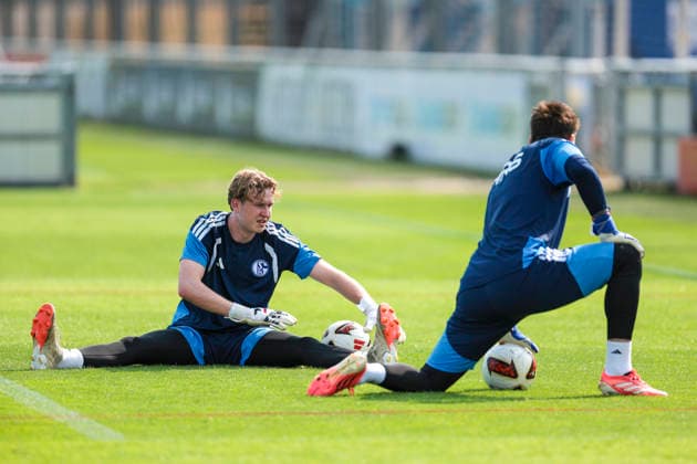 30.07.2026, Fussball, Training des FC Schalke 04. Torwart Max Weiland (FC Schalke 04 II). Torwart Kevin Müller (FC Schalke 04). Gelsenkirchen Trainingsgelände FC Schalke 04 NRW Deutschland xRHR-FOTO YYx *** July 30, 2026, Soccer, FC Schalke 04 training session: Goalkeeper Max Weiland, FC Schalke 04 II goalkeeper Kevin Müller, FC Schalke 04 Gelsenkirchen, FC Schalke 04 training facility, North Rhine-Westphalia, Germany, xRHR PHOTO YYx Copyright: RHR-FOTOx RHR-FOTO YY