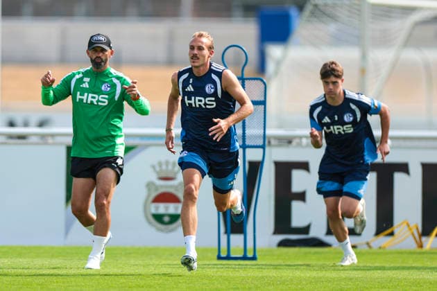 30.07.2026, Fussball, Training des FC Schalke 04. v. l. Trainer Miron Muslic (FC Schalke 04), Timo Becker (FC Schalke 04), Dylan Leonard (FC Schalke 04). Gelsenkirchen Trainingsgelände FC Schalke 04 NRW Deutschland xRHR-FOTO YYx *** July 30, 2026, Soccer, FC Schalke 04 training session featuring coach Miron Muslic (FC Schalke 04), Timo Becker (FC Schalke 04), and Dylan Leonard (FC Schalke 04) at the FC Schalke 04 training facility in Gelsenkirchen, North Rhine-Westphalia, Germany xRHR PHOTO YYx Copyright: RHR-FOTOx RHR-FOTO YY