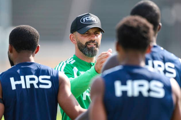 30.07.2026, Fussball, Training des FC Schalke 04. Trainer Miron Muslic (FC Schalke 04) begrüßt seine Spieler zum Training. Gelsenkirchen Trainingsgelände FC Schalke 04 NRW Deutschland xRHR-FOTO YYx *** July 30, 2026, Soccer, FC Schalke 04 practice; Coach Miron Muslic; FC Schalke 04 welcomes its players to practice; Gelsenkirchen; FC Schalke 04 training facility; North Rhine-Westphalia, Germany; xRHR; PHOTO YYx Copyright: RHR-FOTOx RHR-FOTO YY