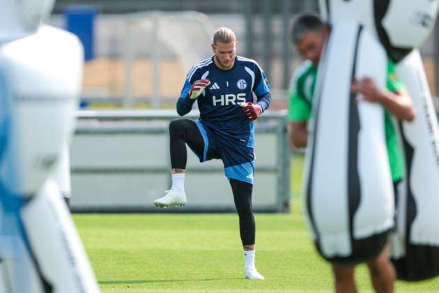 30.07.2026, Fussball, Training des FC Schalke 04. Torwart Loris Karius (FC Schalke 04) macht sich warm. Gelsenkirchen Trainingsgelände FC Schalke 04 NRW Deutschland xRHR-FOTO YYx *** July 30, 2026, Soccer, FC Schalke 04 training session: Goalkeeper Loris Karius. FC Schalke 04 warms up at the Gelsenkirchen training facility. FC Schalke 04, North Rhine-Westphalia, Germany. xRHR PHOTO YYx Copyright: RHR-FOTOx RHR-FOTO YY