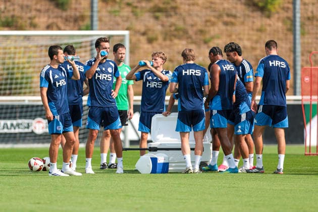 30.07.2026, Fussball, Training des FC Schalke 04. Trinkpause für die Spieler des S04. Gelsenkirchen Trainingsgelände FC Schalke 04 NRW Deutschland xRHR-FOTO YYx *** July 30, 2026, Soccer, FC Schalke 04 practice. Water break for the S04 players. Gelsenkirchen, FC Schalke 04 training facility, North Rhine-Westphalia, Germany xRHR PHOTO YYx Copyright: RHR-FOTOx RHR-FOTO YY