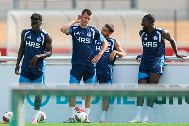 30.07.2026, Fussball, Training des FC Schalke 04. v. l. Christian Gomis (FC Schalke 04), Magnus Rösner (FC Schalke 04 U23). Gelsenkirchen Trainingsgelände FC Schalke 04 NRW Deutschland xRHR-FOTO YYx *** July 30, 2026, Soccer, FC Schalke 04 training session featuring Christian Gomis (FC Schalke 04) and Magnus Rösner (FC Schalke 04 U23) at the FC Schalke 04 training facility in Gelsenkirchen, North Rhine-Westphalia, Germany xRHR PHOTO YYx Copyright: RHR-FOTOx RHR-FOTO YY