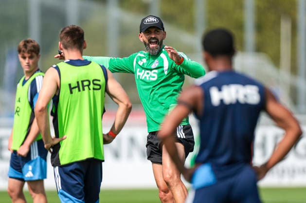 Sport Bilder des Tages 30.07.2026, Fussball, Training des FC Schalke 04. Trainer Miron Muslic (FC Schalke 04) gibt Anweisungen. Gelsenkirchen Trainingsgelände FC Schalke 04 NRW Deutschland xRHR-FOTO YYx *** July 30, 2026, Soccer, FC Schalke 04 practice; Coach Miron Muslic; FC Schalke 04 gives instructions; Gelsenkirchen; FC Schalke 04 training facility; North Rhine-Westphalia, Germany; xRHR; PHOTO YYx Copyright: RHR-FOTOx RHR-FOTO YY