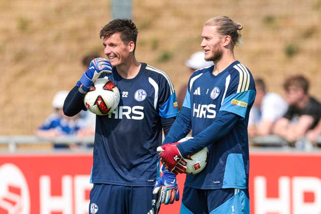 30.07.2026, Fussball, Training des FC Schalke 04. v. l. Felipe Sanchez (FC Schalke 04), Torwart Loris Karius (FC Schalke 04) lachen. Gelsenkirchen Trainingsgelände FC Schalke 04 NRW Deutschland xRHR-FOTO YYx *** July 30, 2026, Soccer, FC Schalke 04 training session: Felipe Sanchez (FC Schalke 04), goalkeeper Loris Karius (FC Schalke 04) laughing at the FC Schalke 04 training facility in Gelsenkirchen, North Rhine-Westphalia, Germany xRHR PHOTO YYx Copyright: RHR-FOTOx RHR-FOTO YY