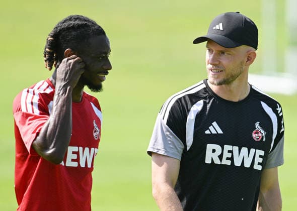 30.07.2026, xophax, Fussball 1.Bundesliga, 1.FC Koeln Trainingslager . Mannschaft des 1.FC Köln in Kitzbühel .Training in Sankt Johann. Gideon Mensah ( 1.FC Köln ), links und Trainer Rene Wagner , rechts Kitzbühel *** July 30, 2026, xophax, Soccer, Bundesliga 1, 1. FC Köln Training Camp: The 1. FC Köln team in Kitzbühel; training in Sankt Johann; Gideon Mensah of 1. FC Köln (left) and coach Rene Wagner (right); Kitzbühel