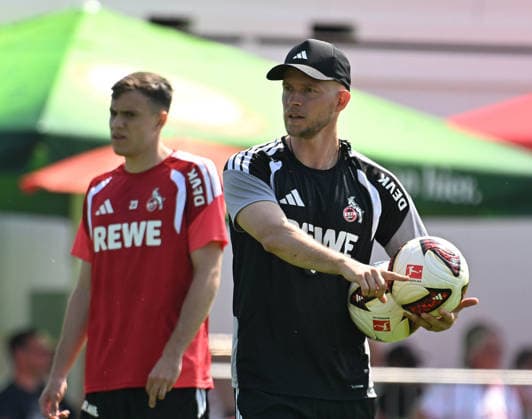 30.07.2026, xophax, Fussball 1.Bundesliga, 1.FC Koeln Trainingslager . Mannschaft des 1.FC Köln in Kitzbühel .Training in Sankt Johann. Paul Okon-Engstler ( 1.FC Köln ), links und Trainer Rene Wagner , rechts Kitzbühel *** July 30, 2026, xophax, Soccer, Bundesliga 1, 1. FC Köln Training Camp: The 1. FC Köln team in Kitzbühel; training in Sankt Johann; Paul Okon Engstler (1. FC Köln), left, and coach Rene Wagner, right; Kitzbühel