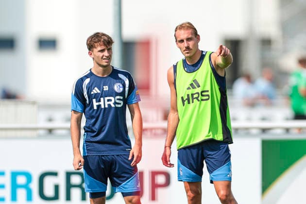 30.07.2026, Fussball, Training des FC Schalke 04. v. l. Vitalie Becker (FC Schalke 04) bekommt von Timo Becker (FC Schalke 04) Anweisungen. Gelsenkirchen Trainingsgelände FC Schalke 04 NRW Deutschland xRHR-FOTO YYx *** July 30, 2026, Soccer, FC Schalke 04 training session by Vitalie Becker; FC Schalke 04 receives instructions from Timo Becker; Gelsenkirchen, FC Schalke 04 training facility, North Rhine-Westphalia, Germany xRHR PHOTO YYx Copyright: RHR-FOTOx RHR-FOTO YY