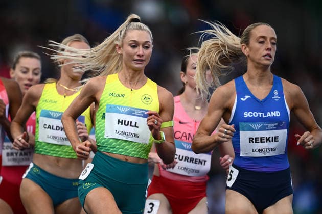 COM26 ATHLETICS, Jess Hull (centre) and Abby Caldwell of Australia compete in the Women s One Mile Heats of the Glasgow 2026 Commonwealth Games at EDF Scotstoun Stadium in Glasgow, Scotland, Thursday, July 30, 2026. ( NO ARCHIVING, EDITORIAL USE ONLY Glasgow Scotland United Kingdom  Copyright: xJOELxCARRETTx 20260730165160845800