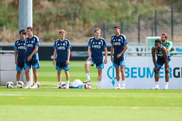 30.07.2026, Fussball, Training des FC Schalke 04. v. l. Satoshi Tanaka (FC Schalke 04), Ron Schallenberg (FC Schalke 04), Luca Vozar (FC Schalke 04), Finn Porath (FC Schalke 04), Dejan Ljubicic (FC Schalke 04), Junior Adamu (FC Schalke 04). Gelsenkirchen Trainingsgelände FC Schalke 04 NRW Deutschland xRHR-FOTO YYx *** July 30, 2026, Soccer, FC Schalke 04 Training: Satoshi Tanaka (FC Schalke 04), Ron Schallenberg (FC Schalke 04), Luca Vozar (FC Schalke 04), Finn Porath (FC Schalke 04), Dejan Ljubicic (FC Schalke 04), Junior Adamu (FC Schalke 04), Gelsenkirchen, FC Schalke 04 Training Facility, North Rhine-Westphalia, Germany, xRHR, PHOTO YYx Copyright: RHR-FOTOx RHR-FOTO YY