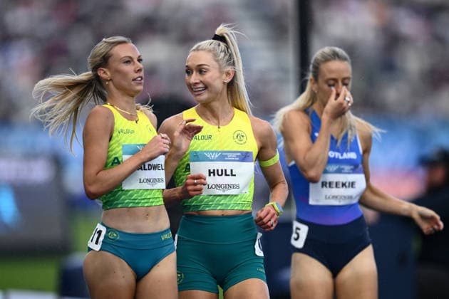 COM26 ATHLETICS, Jess Hull (centre) and Abby Caldwell of Australia react after competing in the Women s One Mile Heats of the Glasgow 2026 Commonwealth Games at EDF Scotstoun Stadium in Glasgow, Scotland, Thursday, July 30, 2026. ( NO ARCHIVING, EDITORIAL USE ONLY Glasgow Scotland United Kingdom  Copyright: xJOELxCARRETTx 20260730111924363854