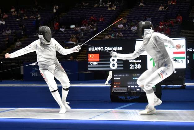 (260730) -- HONG KONG, July 30, 2026 -- Huang Qianqian (L) of China competes with Jazmin Papp of Hungary during the team women s foil round of 16 match between China and Hungary at the 2026 Fencing World Championships in Hong Kong, south China, July 30, 2026. Lo Ping Fai) (SP)CHINA-HONG KONG-FENCING-WORLD CHAMPIONSHIPS-WOMEN S FOIL-TEAM (CN) LuxBinghui 