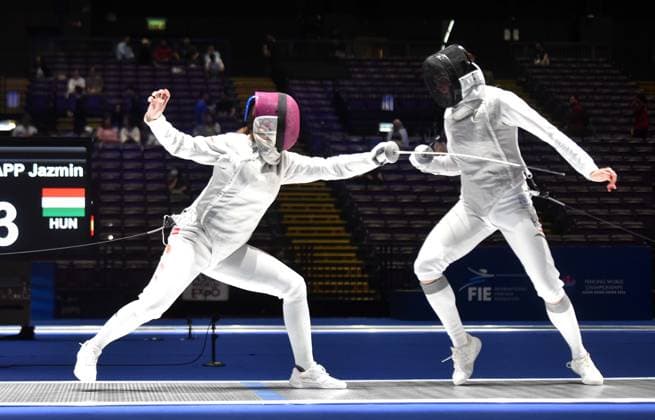 (260730) -- HONG KONG, July 30, 2026 -- Song Yue (L) of China competes with Jazmin Papp of Hungary during the team women s foil round of 16 match between China and Hungary at the 2026 Fencing World Championships in Hong Kong, south China, July 30, 2026. Lo Ping Fai) (SP)CHINA-HONG KONG-FENCING-WORLD CHAMPIONSHIPS-WOMEN S FOIL-TEAM (CN) LuxBinghui 