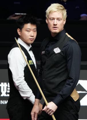 Sport Bilder des Tages (260730) -- SHANGHAI, July 30, 2026 -- Zhao Xintong (L) and Neil Robertson react during the quarterfinal match between Zhao Xintong of China and Neil Robertson of Australia at the World Snooker Shanghai Masters 2026 in Shanghai, east China, July 30, 2026. ) (SP)CHINA-SHANGHAI-SNOOKER-SHANGHAI MASTERS 2026-QUARTERFINALS (CN) DingxTing 