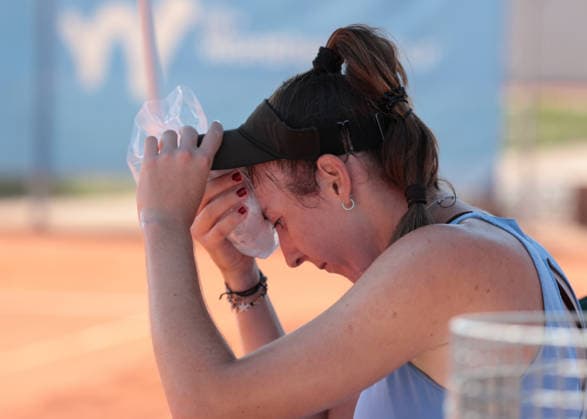 Aurora Zantedeschi (ITA) haelt ein Eispack an den Kopf, Hitze, Damen Einzel, Ladies Singles, CTS Ladies Open Hechingen *** Aurora Zantedeschi (ITA) holds an ice pack to her head, heat, Women s Singles, CTS Ladies Open Hechingen Copyright: xJuergenxHasenkopfx