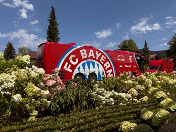 RECORD DATE NOT STATED 30.07.2026, Fussball Bundesliga 2026 2027, Trainingslager FC Bayern München in Rottach-Egern am Tegernsee (Bayern). Testspiel FC Rottach Egern - FC Bayern München, Der Mannschaftsbus des FC Bayern München steht am Hotel vor dem Eingang, vor einem herrlichen Blumenbeet. *** July 30, 2026, 2026–2027 Bundesliga Season, FC Bayern Munich Training Camp in Rottach Egern on Lake Tegernsee, Bavaria: Friendly Match between FC Rottach Egern and FC Bayern Munich, The FC Bayern Munich team bus is parked in front of the hotel entrance, in front of a beautiful flower bed