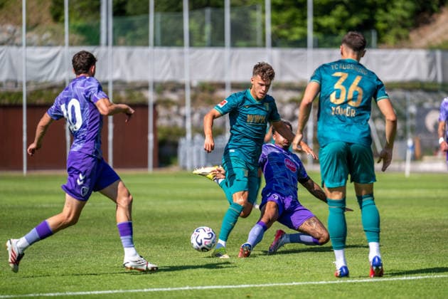 SOCCER - Augsburg vs Bournemouth, test match SAALFELDEN AM STEINERNEN MEER,AUSTRIA,30.JUL.26 - SOCCER - 1. DFL, 1. Deutsche Bundesliga, Premier League, FC Augsburg vs AFC Bournemouth, test match. Image shows Robin Fellhauer (Augsburg) and Justin Kluivert (Bournemouth).  GEPAxpictures xWolfgangxKofler