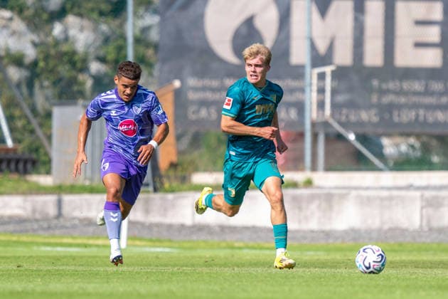 SOCCER - Augsburg vs Bournemouth, test match SAALFELDEN AM STEINERNEN MEER,AUSTRIA,30.JUL.26 - SOCCER - 1. DFL, 1. Deutsche Bundesliga, Premier League, FC Augsburg vs AFC Bournemouth, test match. Image shows Max Aarons (Bournemouth) and Hennes Behrens (Augsburg).  GEPAxpictures xWolfgangxKofler
