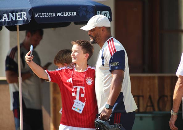 Fussball, Herren, Bundesliga, Saison 2026 2027, FC Rottach-Egern - FC Bayern München, Testspiel, Trainingslager, Rottach-Egern Vincent Kompany, Trainer (FC Bayern München) (re.) macht ein Selfie mit einem jungen Fan *** Soccer, Men s, Bundesliga, 2026–2027 Season, FC Rottach Egern vs. FC Bayern Munich, Friendly Match, Training Camp, Rottach Egern: Vincent Kompany, coach of FC Bayern Munich, takes a selfie with a young fan