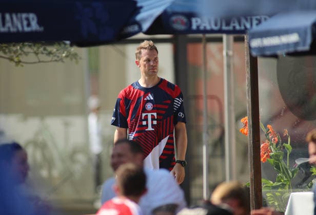 Fussball, Herren, Bundesliga, Saison 2026 2027, FC Rottach-Egern - FC Bayern München, Testspiel, Trainingslager, Rottach-Egern Manuel Neuer (FC Bayern München) bei der Ankunft stehend *** Soccer, Men s, Bundesliga, 2026–2027 Season, FC Rottach Egern vs. FC Bayern Munich, Friendly Match, Training Camp, Rottach Egern: Manuel Neuer of FC Bayern Munich standing upon arrival