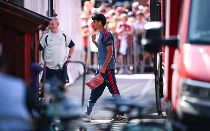 Fussball 1. Bundesliga 2026 2027 Testspiel FC Rottach-Egern - FC Bayern Muenchen 30.07.2026 Nathaniel Brown (FC Bayern Muenchen) steigt aus dem Mannschaftsbus *** Soccer, Bundesliga 1, 2026–2027, Friendly Match: FC Rottach Egern vs. FC Bayern Munich, July 30, 2026—Nathaniel Brown of FC Bayern Munich gets off the team bus