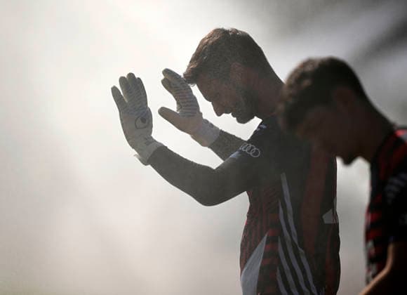 30.07.2026, Fussball Bundesliga 2026 2027, Trainingslager FC Bayern München in Rottach-Egern am Tegernsee (Bayern). Testspiel FC Rottach Egern - FC Bayern München, Torwart Sven Ulreich (FC Bayern München) wird nass *** July 30, 2026, 2026–2027 Bundesliga, FC Bayern Munich training camp in Rottach Egern on Lake Tegernsee, Bavaria; friendly match between FC Rottach Egern and FC Bayern Munich; FC Bayern Munich goalkeeper Sven Ulreich gets soaked