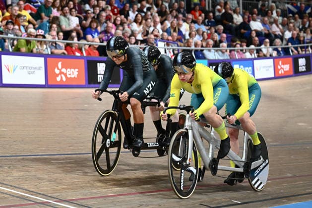 Glasgow 2026 Commonwealth Games Picture by Olly Hassell SWpix.com - 30 07 2026 - Glasgow 2026 Commonwealth Games - Track cycling, Rad, Radsport, Bahnrad, Bahn and Para Track Cycling - Sir Chris Hoy Velodrome, Glasgow, Scotland - Women s Tandem B Sprint Final - For Gold - Emma Foy piloted by Jessie Hodges of New Zealand (L) and Jessica Gallagher piloted by Jacqueline Mengler-Mohr of Australia (R) Glasgow Sir Chris Hoy Velodrome Scotland Copyright: x xSWpix.comx(t axPhotographyxHubxLtd)xOllyxHassell SWpix.comx SWP-3030-16057