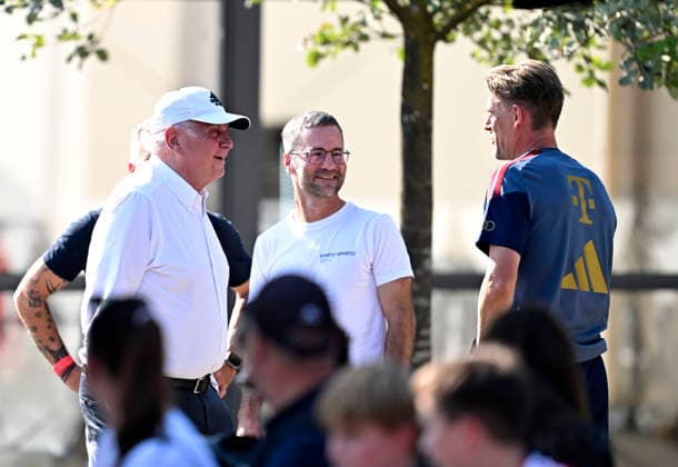 30.07.2026, Fussball Bundesliga 2026 2027, Trainingslager FC Bayern München in Rottach-Egern am Tegernsee (Bayern). Testspiel FC Rottach Egern - FC Bayern München, v.l. Ehren-Präsident Uli Hoeneß (FC Bayern München, Hoeness), Sportlicher Leiter Bayern München II Michael Wiesinger (Bayern München) und Sportdirektor Christoph Freund (Bayern München) *** July 30, 2026, 2026–2027 Bundesliga, FC Bayern Munich training camp in Rottach Egern on Lake Tegernsee, Bavaria; friendly match between FC Rottach Egern and FC Bayern Munich; from left: Honorary President Uli Hoeneß of FC Bayern Munich, Hoeneß, Sporting Director of Bayern Munich II Michael Wiesinger, and Sporting Director Christoph Freund of Bayern Munich