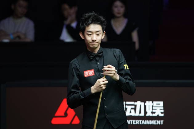 SHANGHAI, CHINA - JULY 30: Wu Yize of China chalks the cue in the Quarterfinal match against Shaun Murphy of England on Day 4 of the 2026 Snooker Shanghai Masters at Luwan Gymnasium on July 30, 2026 in Shanghai, China.  Copyright: xTaixChengzhex 111657297520