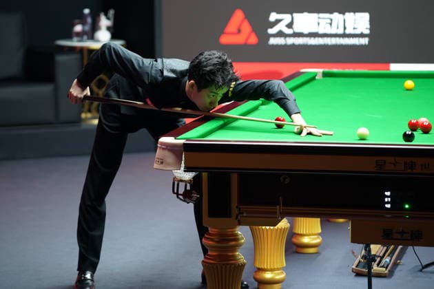 SHANGHAI, CHINA - JULY 30: Wu Yize of China plays a shot in the Quarterfinal match against Shaun Murphy of England on Day 4 of the 2026 Snooker Shanghai Masters at Luwan Gymnasium on July 30, 2026 in Shanghai, China.  Copyright: xTaixChengzhex 111657297507