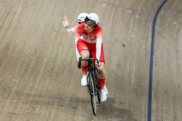 Glasgow 2026 Commonwealth Games Picture by Alex Whitehead SWpix.com - 30 07 2026 - Glasgow 2026 Commonwealth Games - Track cycling, Rad, Radsport, Bahnrad, Bahn and Para Track Cycling - Sir Chris Hoy Velodrome, Glasgow, Scotland - Women s Tandem B Sprint Final - For Bronze - Elizabeth Jordan piloted by Sylvia Misztal of England celebrate winning the Bronze Medal Glasgow Sir Chris Hoy Velodrome Scotland Copyright: x xSWpix.comx(t axPhotographyxHubxLtd)xAlexxWhitehead SWpix.comx SWP-3030-16080