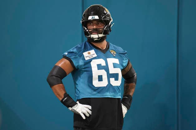 JACKSONVILLE, FL - JULY 30: Jacksonville Jaguars guard Patrick Mekari (65) looks on during training camp on July 30, 2026 at the Miller Electric Center in Jacksonville, Fl. (Photo by David Rosenblum Icon Sportswire) NFL, American Football Herren, USA JUL 30 Jaguars Training Camp EDITORIAL USE ONLY Icon260730225682
