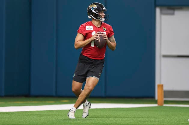 JACKSONVILLE, FL - JULY 30: Jacksonville Jaguars quarterback Joey Aguilar (17) throws a pass during training camp on July 30, 2026 at the Miller Electric Center in Jacksonville, Fl. (Photo by David Rosenblum Icon Sportswire) NFL, American Football Herren, USA JUL 30 Jaguars Training Camp EDITORIAL USE ONLY Icon260730225751
