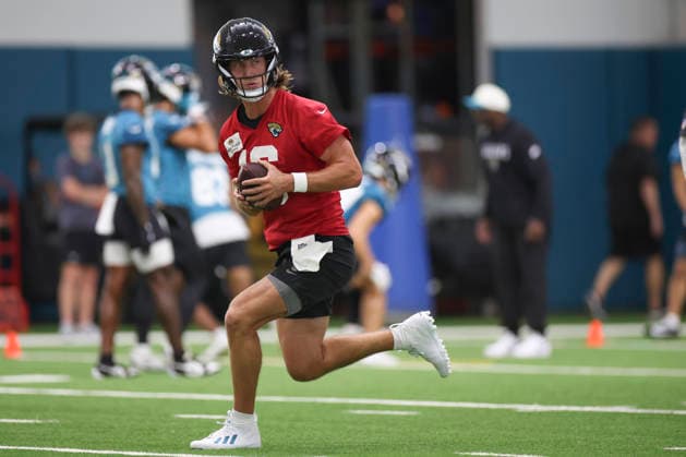 JACKSONVILLE, FL - JULY 30: Jacksonville Jaguars quarterback Trevor Lawrence (16) works on a drill during training camp on July 30, 2026 at the Miller Electric Center in Jacksonville, Fl. (Photo by David Rosenblum Icon Sportswire) NFL, American Football Herren, USA JUL 30 Jaguars Training Camp EDITORIAL USE ONLY Icon260730226020