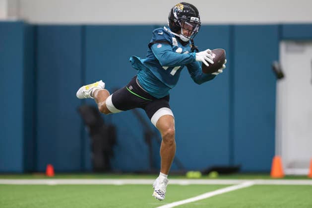 JACKSONVILLE, FL - JULY 30: Jacksonville Jaguars wide receiver Parker Washington (11) catches a pass during training camp on July 30, 2026 at the Miller Electric Center in Jacksonville, Fl. (Photo by David Rosenblum Icon Sportswire) NFL, American Football Herren, USA JUL 30 Jaguars Training Camp EDITORIAL USE ONLY Icon260730226211