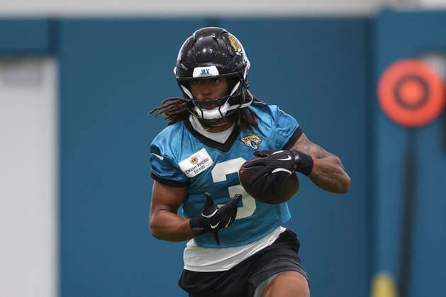 JACKSONVILLE, FL - JULY 30: Jacksonville Jaguars wide receiver Jakobi Meyers (3) catches a pass during training camp on July 30, 2026 at the Miller Electric Center in Jacksonville, Fl. (Photo by David Rosenblum Icon Sportswire) NFL, American Football Herren, USA JUL 30 Jaguars Training Camp EDITORIAL USE ONLY Icon260730226335