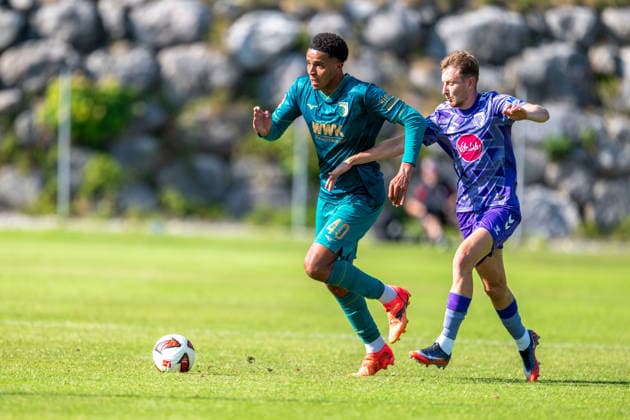 SOCCER - Augsburg vs Bournemouth, test match SAALFELDEN AM STEINERNEN MEER,AUSTRIA,30.JUL.26 - SOCCER - 1. DFL, 1. Deutsche Bundesliga, Premier League, FC Augsburg vs AFC Bournemouth, test match. Image shows Noahkai Banks (Augsburg) and David Brooks (Bournemouth).  GEPAxpictures xWolfgangxKofler