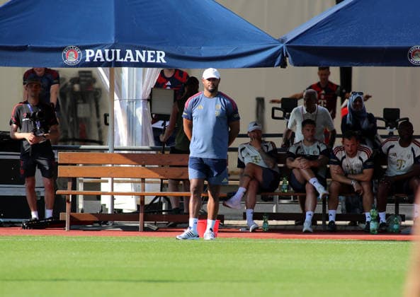 Fussball, Herren, Bundesliga, Saison 2026 2027, FC Rottach-Egern - FC Bayern München, Testspiel, Trainingslager, Rottach-Egern Vincent Kompany, Trainer (FC Bayern München) an der Seitenlinie stehend *** Soccer, Men s, Bundesliga, 2026–2027 Season, FC Rottach Egern vs. FC Bayern Munich, Friendly Match, Training Camp, Rottach Egern, Vincent Kompany, FC Bayern Munich coach standing on the sidelines
