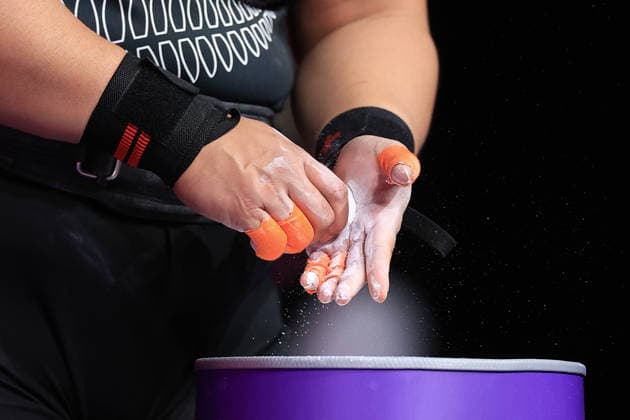 COM26 WEIGHTLIFTING, Tui-Alofa Patolo of New Zealand rubs chalk on her hands before competing in the Snatch discipline of the Women s 86kg Weightlifting Final at the Glasgow 2026 Commonwealth Games at the SEC Armadillo in Glasgow, Scotland, Thursday, July 30, 2026. ( NO ARCHIVING, EDITORIAL USE ONLY, AUSTRALIA ONLY Glasgow Scotland United Kingdom  Copyright: xSimonxStacpoolex 20260731182059590875