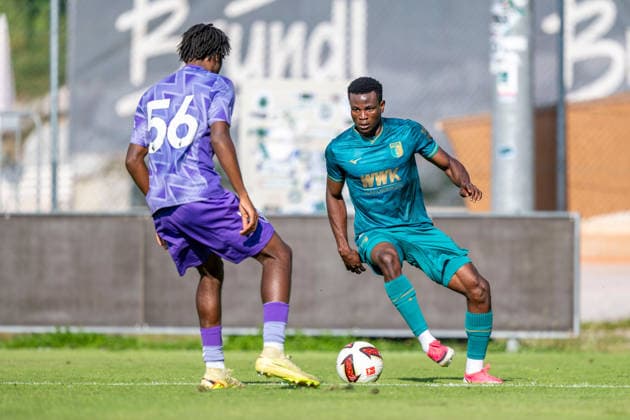 SOCCER - Augsburg vs Bournemouth, test match SAALFELDEN AM STEINERNEN MEER,AUSTRIA,30.JUL.26 - SOCCER - 1. DFL, 1. Deutsche Bundesliga, Premier League, FC Augsburg vs AFC Bournemouth, test match. Image shows Harold William (Bournemouth) and Uchenna Ogundu (Augsburg).  GEPAxpictures xWolfgangxKofler