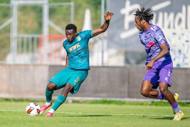 SOCCER - Augsburg vs Bournemouth, test match SAALFELDEN AM STEINERNEN MEER,AUSTRIA,30.JUL.26 - SOCCER - 1. DFL, 1. Deutsche Bundesliga, Premier League, FC Augsburg vs AFC Bournemouth, test match. Image shows Harold William (Bournemouth) and Uchenna Ogundu (Augsburg).  GEPAxpictures xWolfgangxKofler