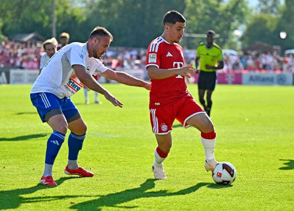 30.07.2026, Fussball Bundesliga 2026 2027, Trainingslager FC Bayern München in Rottach-Egern am Tegernsee (Bayern). Testspiel FC Rottach Egern - FC Bayern München, v.l. Fethullah Soutsoglou (Rottach Egern) gegen Felipe Chavez (FC Bayern München), *** July 30, 2026, 2026–2027 Bundesliga, FC Bayern Munich training camp in Rottach-Egern on Lake Tegernsee, Bavaria; friendly match between FC Rottach-Egern and FC Bayern Munich; from left: Fethullah Soutsoglou (Rottach-Egern) vs. Felipe Chavez (FC Bayern Munich),