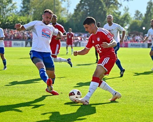 30.07.2026, Fussball Bundesliga 2026 2027, Trainingslager FC Bayern München in Rottach-Egern am Tegernsee (Bayern). Testspiel FC Rottach Egern - FC Bayern München, v.l. Fethullah Soutsoglou (Rottach Egern) gegen Felipe Chavez (FC Bayern München), *** July 30, 2026, 2026–2027 Bundesliga, FC Bayern Munich training camp in Rottach-Egern on Lake Tegernsee, Bavaria; friendly match between FC Rottach-Egern and FC Bayern Munich; from left: Fethullah Soutsoglou (Rottach-Egern) vs. Felipe Chavez (FC Bayern Munich),