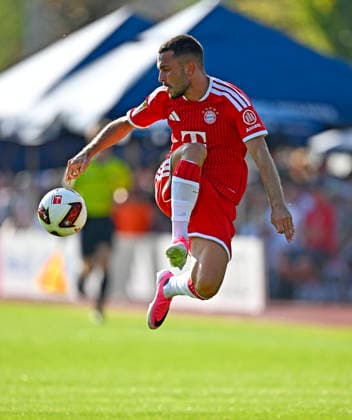 30.07.2026, Fussball Bundesliga 2026 2027, Trainingslager FC Bayern München in Rottach-Egern am Tegernsee (Bayern). Testspiel FC Rottach Egern - FC Bayern München, Arijon Ibrahimovic (FC Bayern München) am Ball. *** July 30, 2026, 2026–2027 Bundesliga, FC Bayern Munich training camp in Rottach Egern on Lake Tegernsee, Bavaria; friendly match between FC Rottach Egern and FC Bayern Munich; Arijon Ibrahimovic of FC Bayern Munich in action