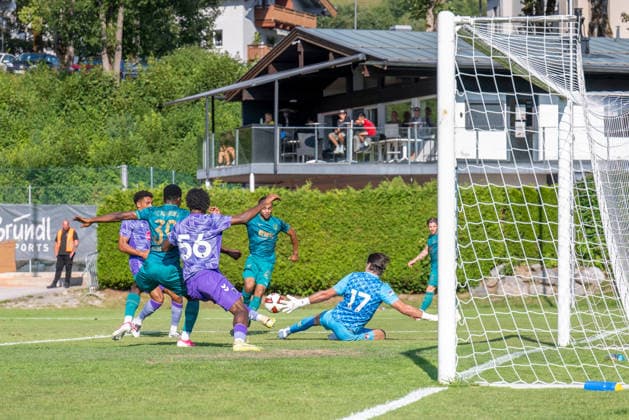 SOCCER - Augsburg vs Bournemouth, test match SAALFELDEN AM STEINERNEN MEER,AUSTRIA,30.JUL.26 - SOCCER - 1. DFL, 1. Deutsche Bundesliga, Premier League, FC Augsburg vs AFC Bournemouth, test match. Image shows Uchenna Ogundu (Augsburg) and Fraser Forster (Bournemouth).  GEPAxpictures xWolfgangxKofler