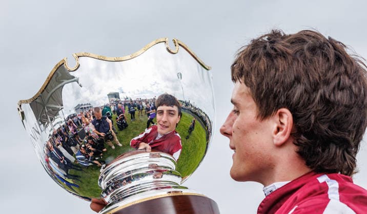 Sport Bilder des Tages 2026 Galway Racing Festival, Ballybrit, Galway 30 7 2026 Daniel King celebrates with the trophy after winning the Guinness Galway Hurdle Handicap on Putapoundinthejar Daniel King celebrates with the trophy after winning the Guinness Galway Hurdle Handicap on Putapoundinthejar 30 7 2026  Copyright: xx JR316818