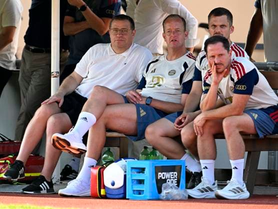 30.07.2026, Fussball Bundesliga 2026 2027, Trainingslager FC Bayern München in Rottach-Egern am Tegernsee (Bayern). Testspiel FC Rottach Egern - FC Bayern München, v.l. Sportvorstand Max Eberl (Bayern München) und Teamarzt Jochen Hahne (FC Bayern München) *** July 30, 2026, 2026–2027 Bundesliga, FC Bayern Munich training camp in Rottach Egern on Lake Tegernsee, Bavaria; friendly match between FC Rottach Egern and FC Bayern Munich; from left: Max Eberl, sporting director of FC Bayern Munich, and Jochen Hahne, team doctor for FC Bayern Munich